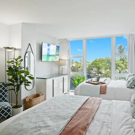 Beach Front 2 Bed Condo - Pool & Tiki Bar